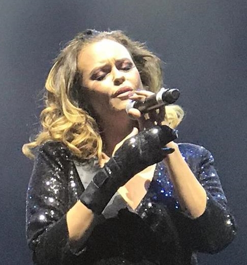 Reaparece Shaila Dúrcal tras perder una parte de su&nbsp;dedo